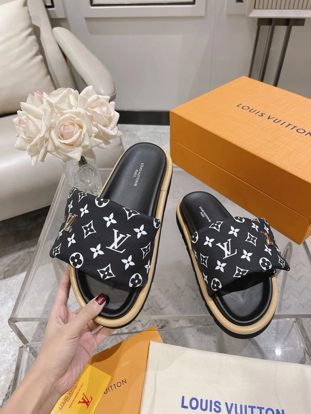 👟👟Ex-factory price 360👟👟 Lvjia brand | ²⁰²5 𝐬𝐬 💛2025 spring and summer latest popular Velcro series...Couple style thick-soled slippers, new rare products at the purchasing level💫 🍒This style is the favorite of celebrities🌟big internet celebrities. A simple and elegant sandal. A good style that you can't take your eyes off at a glance! The thick sole has the effect of increasing the height of the feet. It has the function of elongating the legs immediately. It is exquisite and low-key luxury✔️ No matter it is paired with skirts or trousers, it is super aura🛍 ━━━━━ ЅᏇєєt ━━━━━ ▪️Upper: LV old floral fabric ▪️Outsole: original molded outsole ▪️Shoe size: 35-45